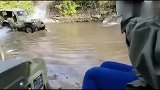 水中穿越下水管道，这越野车真会玩