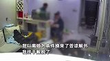 丈夫因“没面子”当众家暴妻子，按地殴打持菜刀追砍，女子：报警后拿孩子威胁我