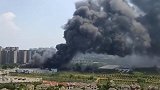 武汉一废弃厂房突然起火 现场浓烟滚滚无人伤亡