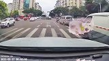 男子开面包车路口左转，突然180度漂移插队吓傻众人