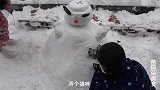 苗大姐下雪天和儿子玩嗨了，堆雪人滚雪球，难得乐一回
