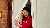 第一次来女伴家，当我看到她的内室那一刹时，就晓得她配不上我
