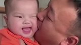 这就是爸爸对小宝宝的爱,一定要看到最后,宝宝的表情好萌！