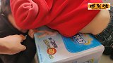 宝宝俩抢尿不湿来玩，打成这个样，妈妈用这招很管用