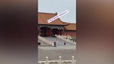 胡尔克休赛期畅游北京 长城故宫留下绿巨人足迹