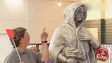 国外爆笑街头恶搞，苍蝇拍打苍蝇，路人用力过猛把铜像拍倒