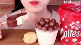 美女吃迷你巧克力脆皮冰淇淋