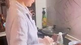 男子让老婆闻手上的香水味，结果把老婆熏吐了！