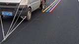 封闭的道路上进行标线施工，给开车的司机高手点赞