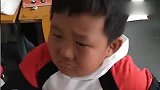 又一个被作业难哭的小学生，旁边的女同学赶紧上来安慰！