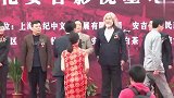 70岁张纪中出游被偶遇 小娇妻依偎老公怀里 小鸟依人般超甜