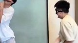 两男生玩捉迷藏，白衣男生不断闪躲