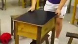 为了女儿拥有，快乐的小学时光，霸气爸爸更替了班级的桌椅！