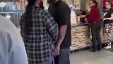 美国快餐店两名壮汉吵架，娇小华裔小姑娘上前劝解
