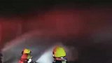 甘肃村民私藏2油车突然爆燃 火光照亮几公里
