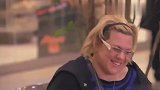 婴儿车自带拳套陌生老头上前逗宝宝，结果被打懵