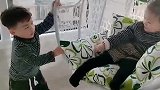 龙凤胎兄妹俩，这一刻天空很美你们很暖，这样的画面百看不厌