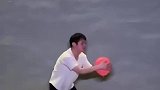 小伙展示超强肢体控制，气球在他手中仿佛千斤重