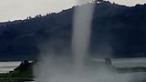 卢旺达：壮观！一个湖面上升起水龙卷，持续15分钟后消失