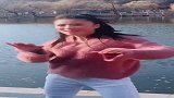 40岁美女河边跳舞，舞姿轻盈动感，笑起来太迷人了
