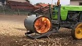 农村大哥用拖拉机改装成粉碎机，太聪明了！