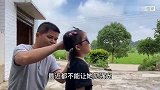 老张带一一去古镇看龙舟，给她戴上帅气的墨镜，一一开心坏了