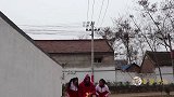 回忆童年：小时候过年，都会和爸爸妈妈一起贴门花对联，真怀念