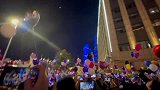 2021元旦的武汉街头，憋了一年的市民出来人工造“气球雨”了
