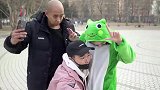 师太给美女算命，说她最近会名利双收