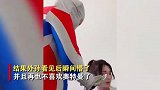 外婆扮奥特曼吓哭小外孙 孩子：再也不相信光了