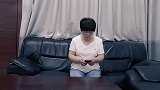 丈夫每次出差，妻子手机就关机，丈夫好奇提前回家，推开门愣了