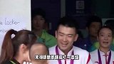 雅思组合卫冕冠军，黄雅琼把颁奖花束送给搭档儿子，郑思维笑眯眼