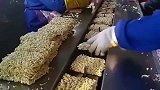 方便面生产工厂，看她的操作肯定是第一天上班，太不专业了！