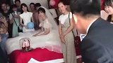 新郎套圈套不中，众亲友见状哈哈大笑这是天意