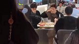男生和朋友喝酒，合伙演戏欺瞒女友