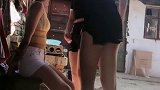 广西表妹放开那个女孩差点就亲上了