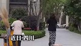 女子取快递方式独一无二，滑板车后甩出长尾