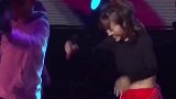 蔡依林唱到一半“笑场”，铁粉吼：“你给我过来”