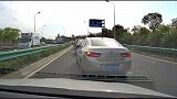 别克强行变道加塞，后车司机瞬间就撞上！