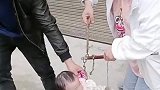 小孩心里的惊险一刻秤砣悬在脚边，他会抓住吗