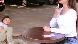 一只口红就让美女释放这么大的能量，小哥你就认命吧