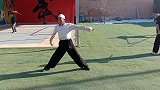 大爷说自己是武林高手，一招“燕子吸泥”，能看出基本功扎实