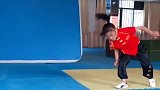一个六岁小女孩竟然把平地侧空翻学会了，好完美的动作！