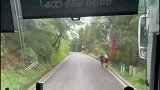货车进山路极限操作，吓得副驾驶小伙一直说，踩刹车