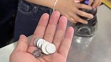 男子用2块7毛钱的硬币超市买菜
