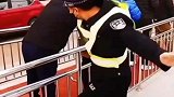 现在警察都这么调皮了吗