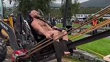 外国男子拿着斧头弹射而出，这一下巨齿鲨都能给干废了