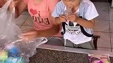 七彩童年：姐姐把弟弟的所有东西拿走了