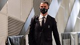 想死你们了！C罗率尤文全队抵达球场 总裁小辫子+戴口罩亮相