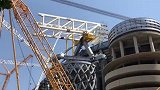 伯纳乌改造最新进展：巨大脚手架遮天蔽日 一侧看台改造已现雏形